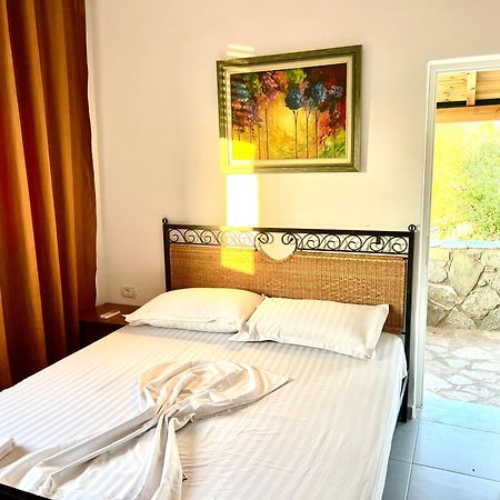 Jardin Miraculeux Hotel Himare Buitenkant foto